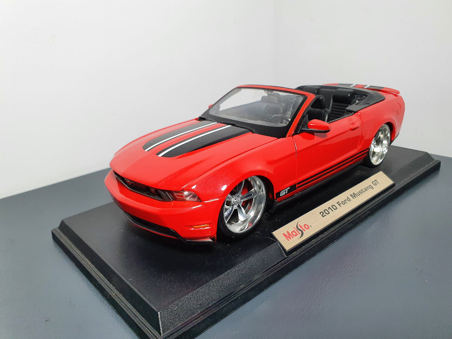 1:18 Ford Mustang GT Convertible ~ Maisto ~ Red W/ Black Stripes