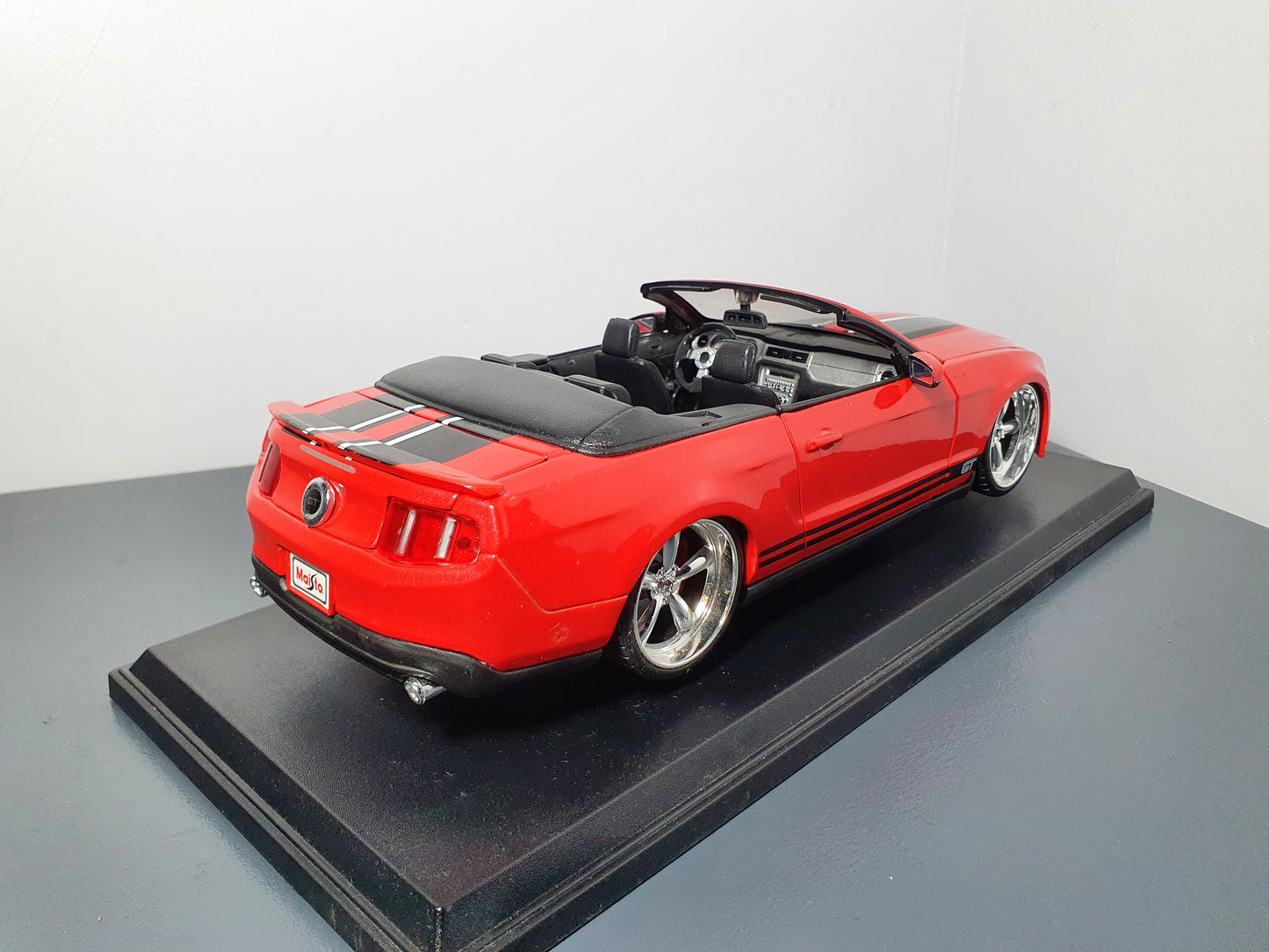 1:18 Ford Mustang GT Convertible ~ Maisto ~ Red W/ Black Stripes