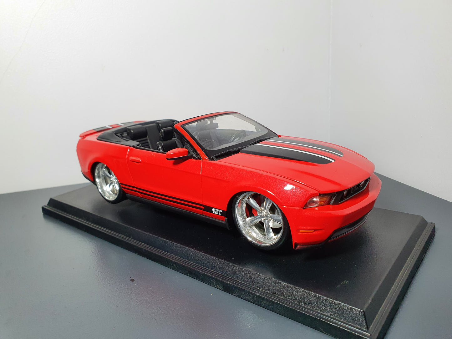 1:18 Ford Mustang GT Convertible ~ Maisto ~ Red W/ Black Stripes