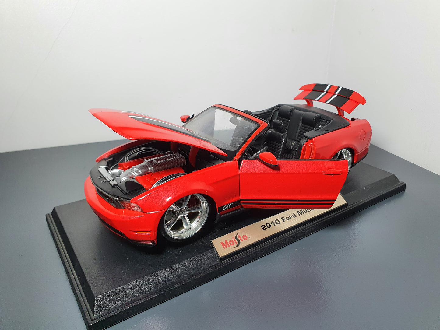 1:18 Ford Mustang GT Convertible ~ Maisto ~ Red W/ Black Stripes