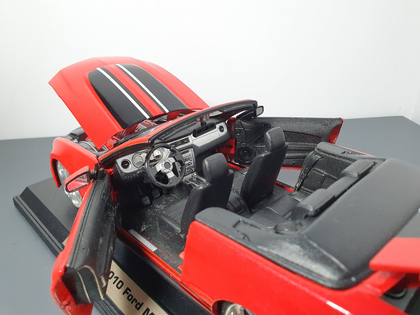 1:18 Ford Mustang GT Convertible ~ Maisto ~ Red W/ Black Stripes