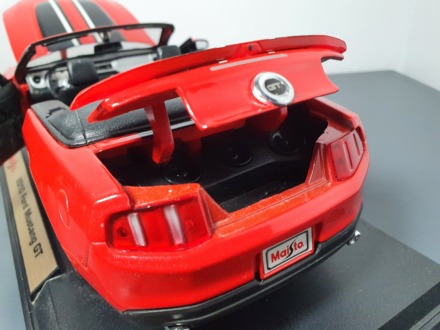 1:18 Ford Mustang GT Convertible ~ Maisto ~ Red W/ Black Stripes