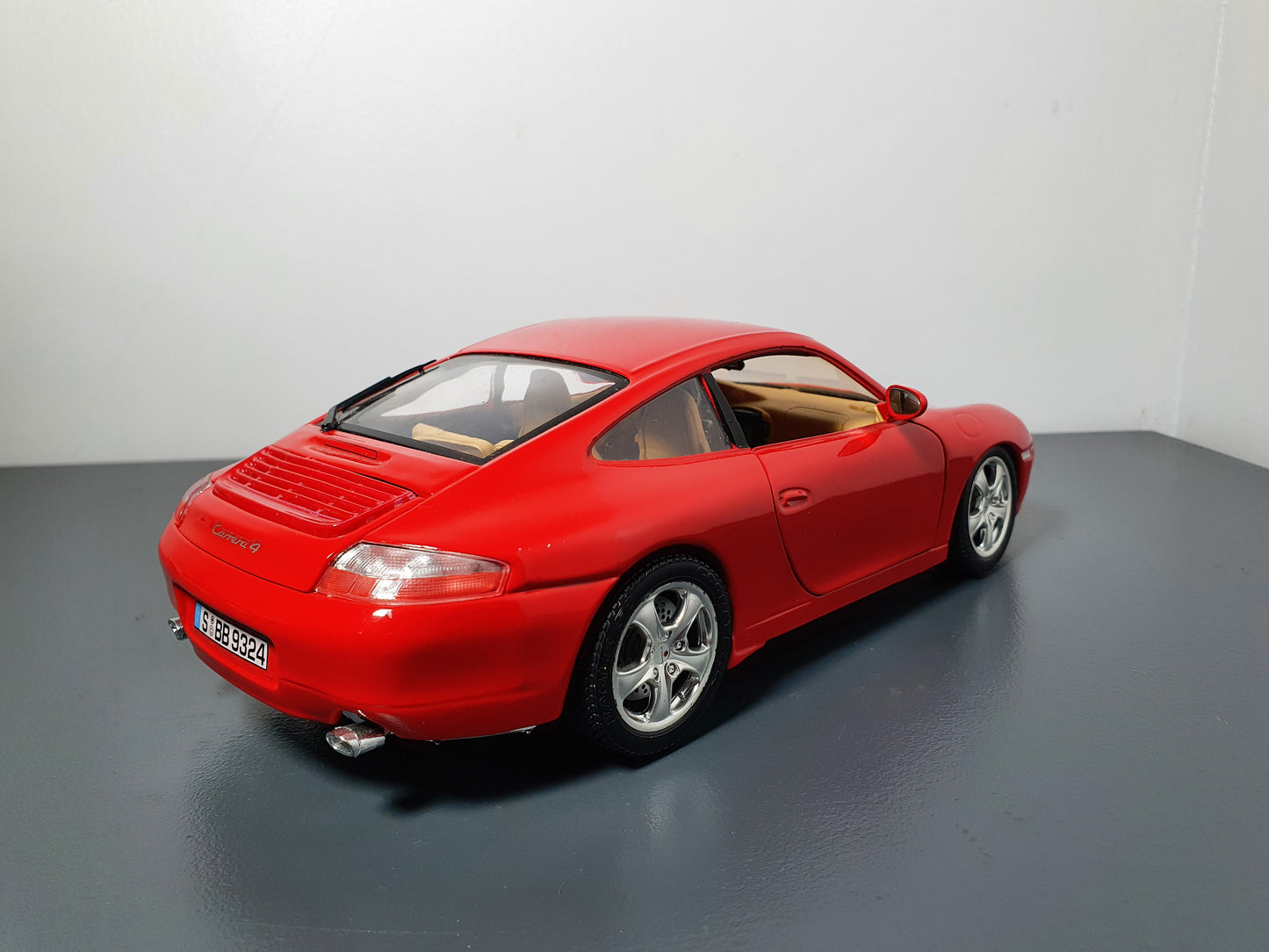 1:18 Porsche 911 Carrera 4S 996 ~ Bburago ~ Guards Red