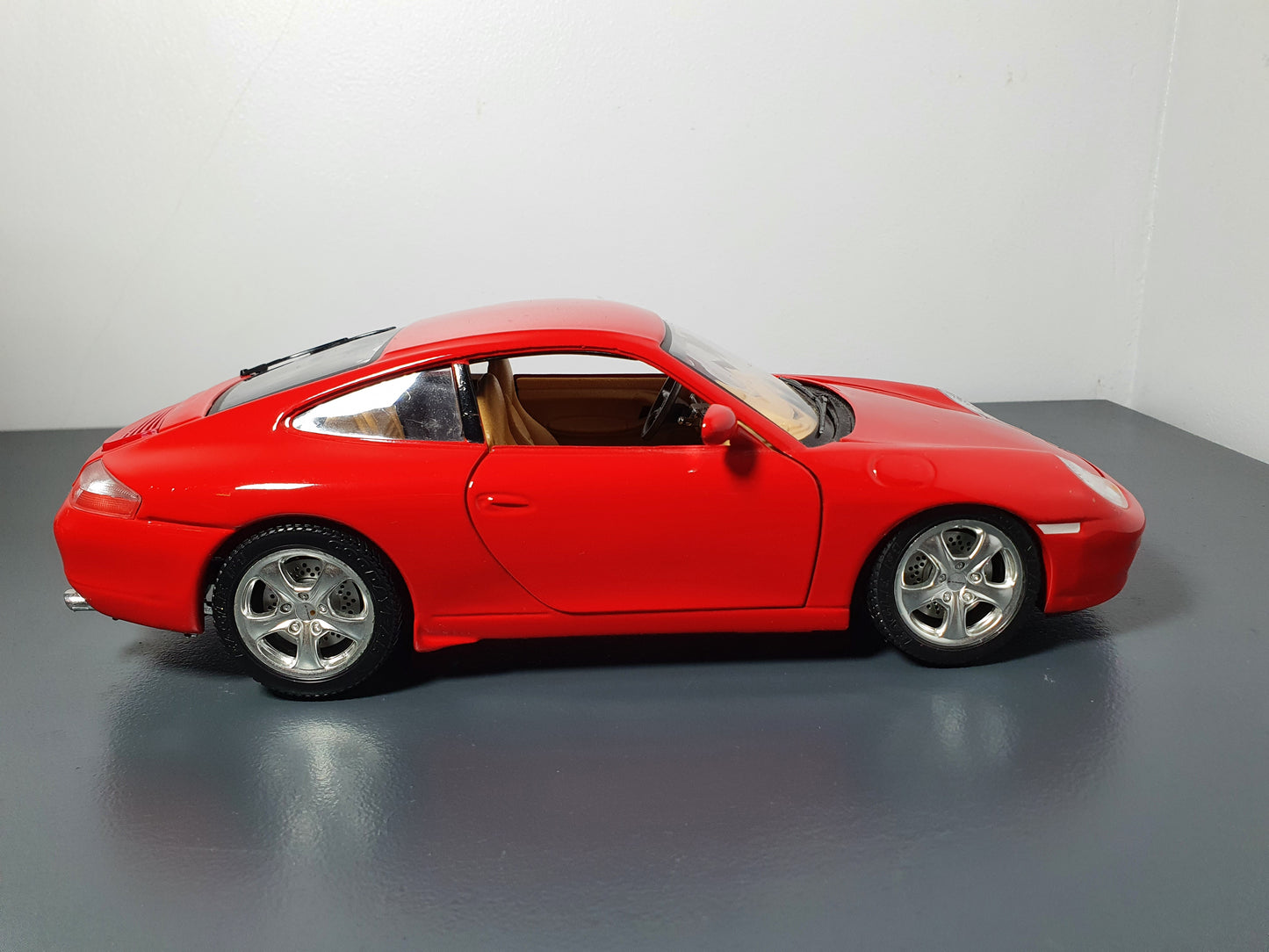 1:18 Porsche 911 Carrera 4S 996 ~ Bburago ~ Guards Red