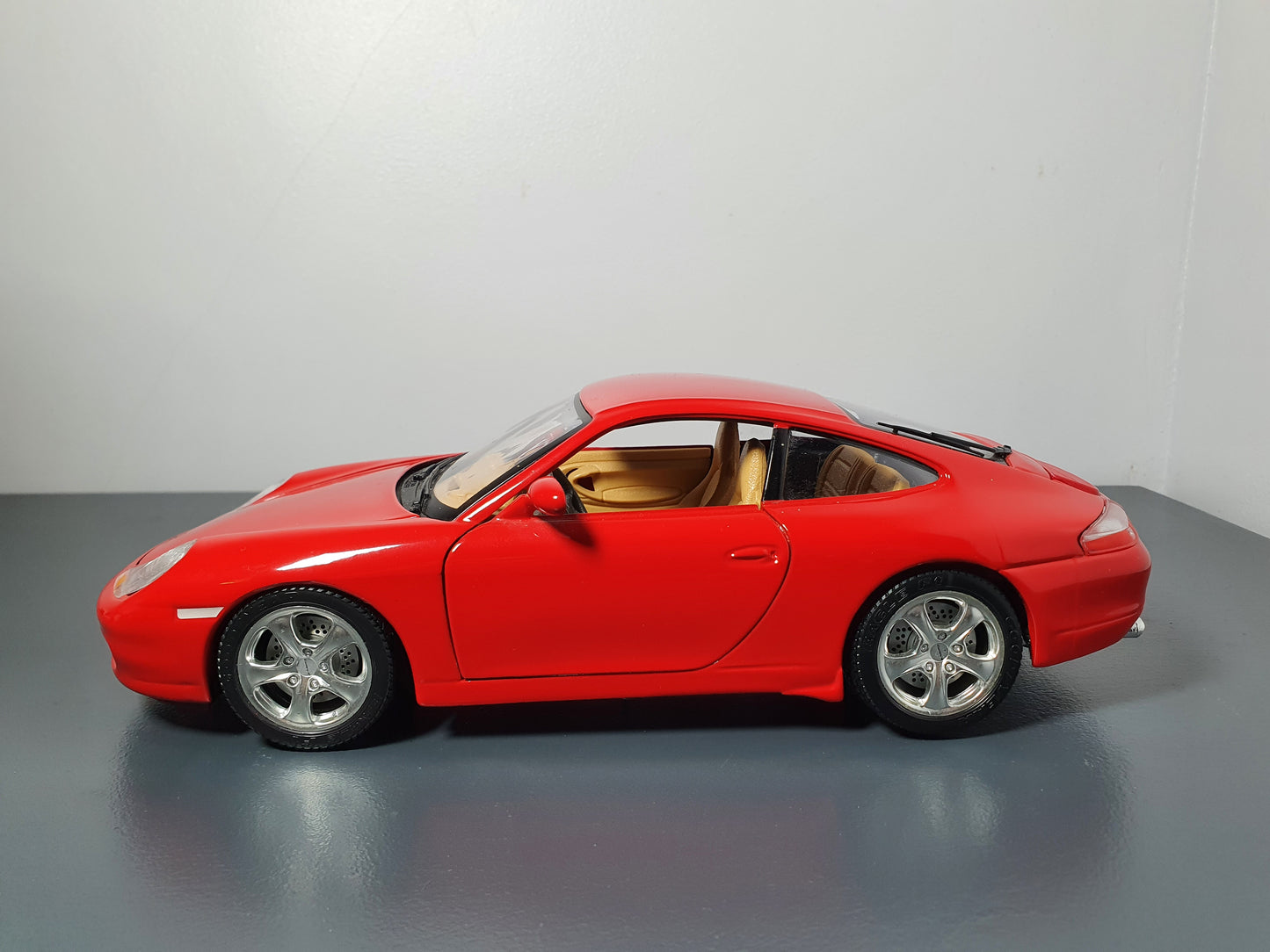 1:18 Porsche 911 Carrera 4S 996 ~ Bburago ~ Guards Red