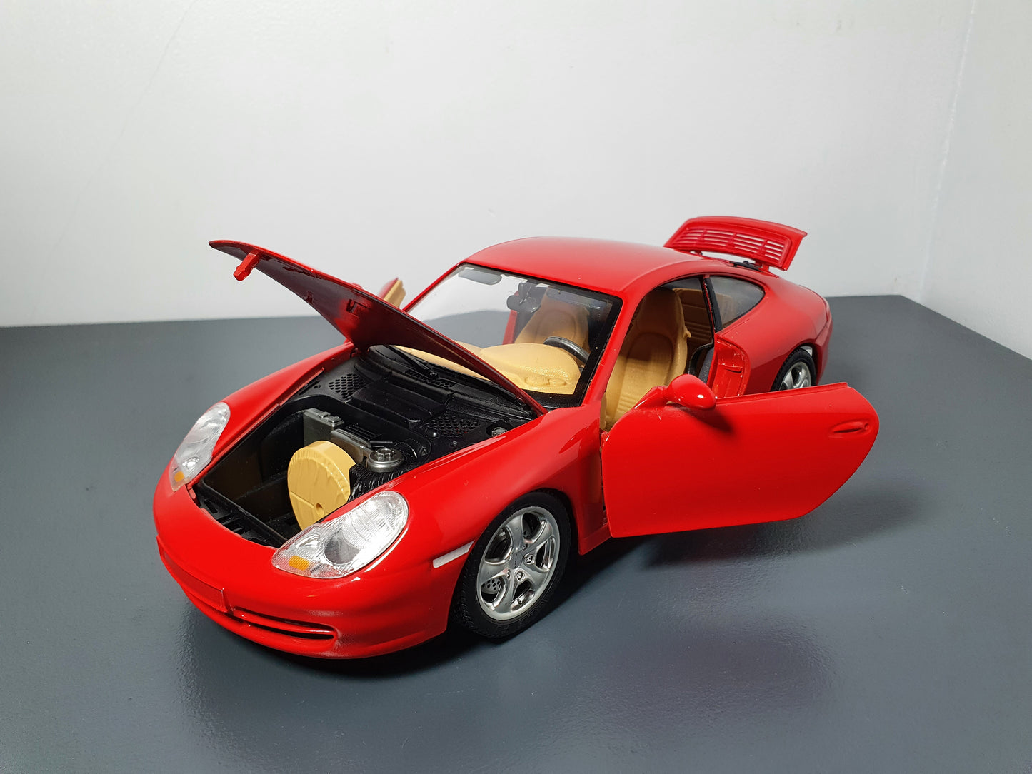 1:18 Porsche 911 Carrera 4S 996 ~ Bburago ~ Guards Red