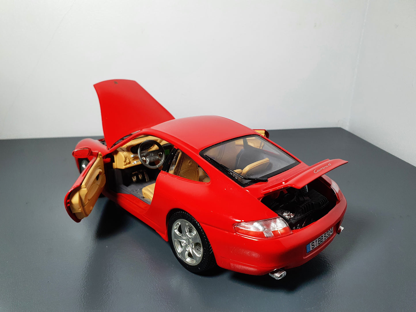1:18 Porsche 911 Carrera 4S 996 ~ Bburago ~ Guards Red