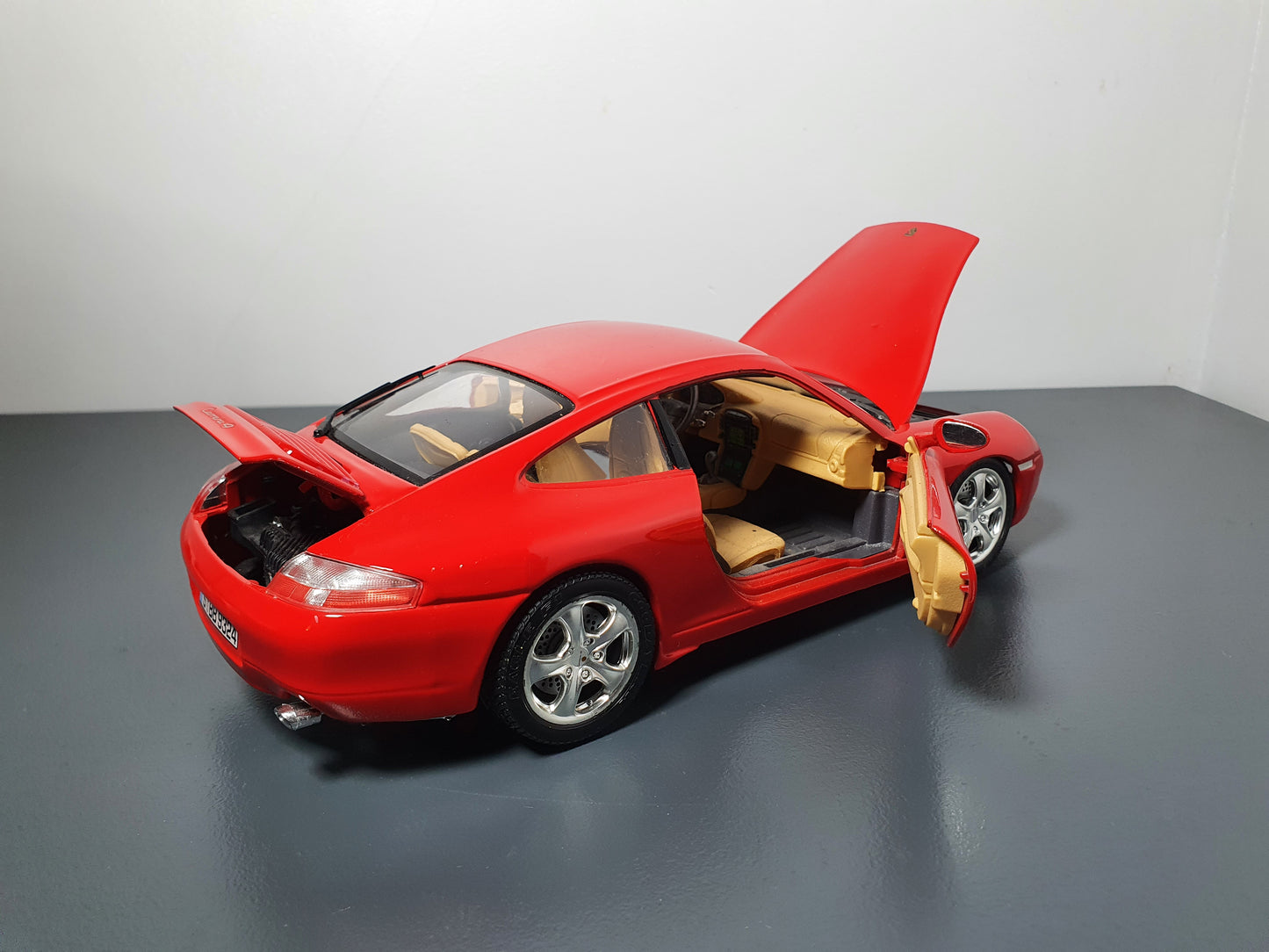 1:18 Porsche 911 Carrera 4S 996 ~ Bburago ~ Guards Red