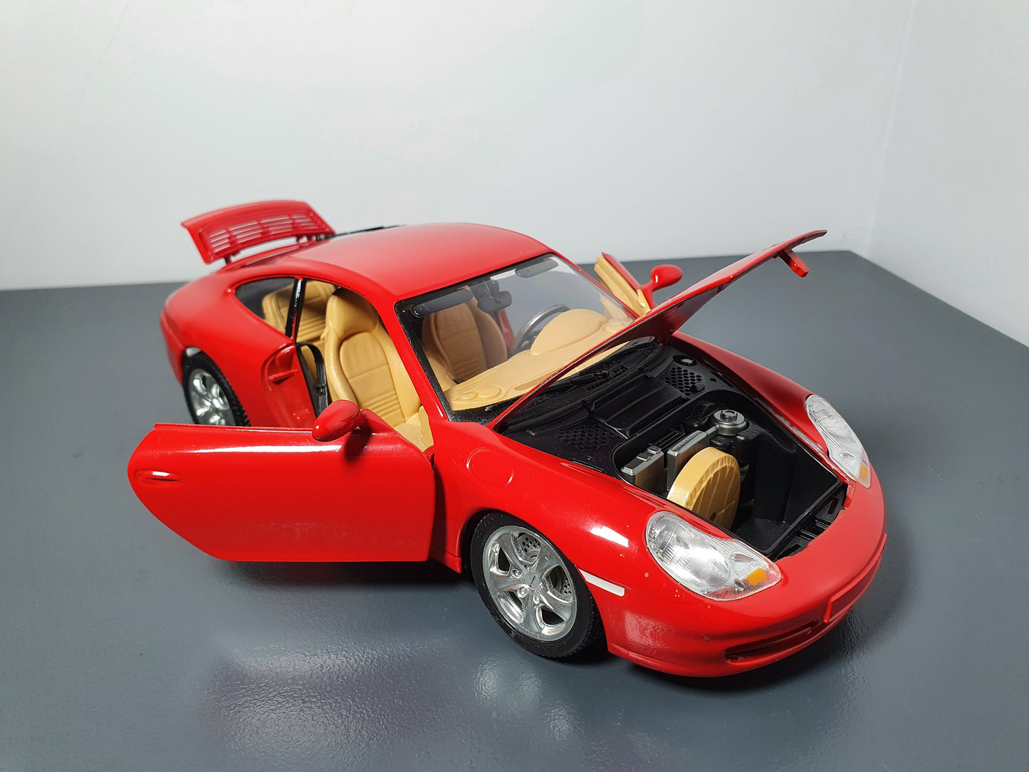 1:18 Porsche 911 Carrera 4S 996 ~ Bburago ~ Guards Red