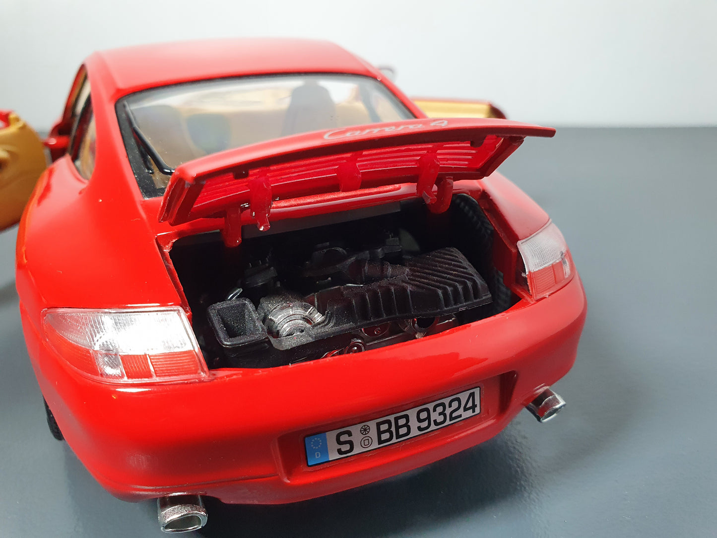 1:18 Porsche 911 Carrera 4S 996 ~ Bburago ~ Guards Red