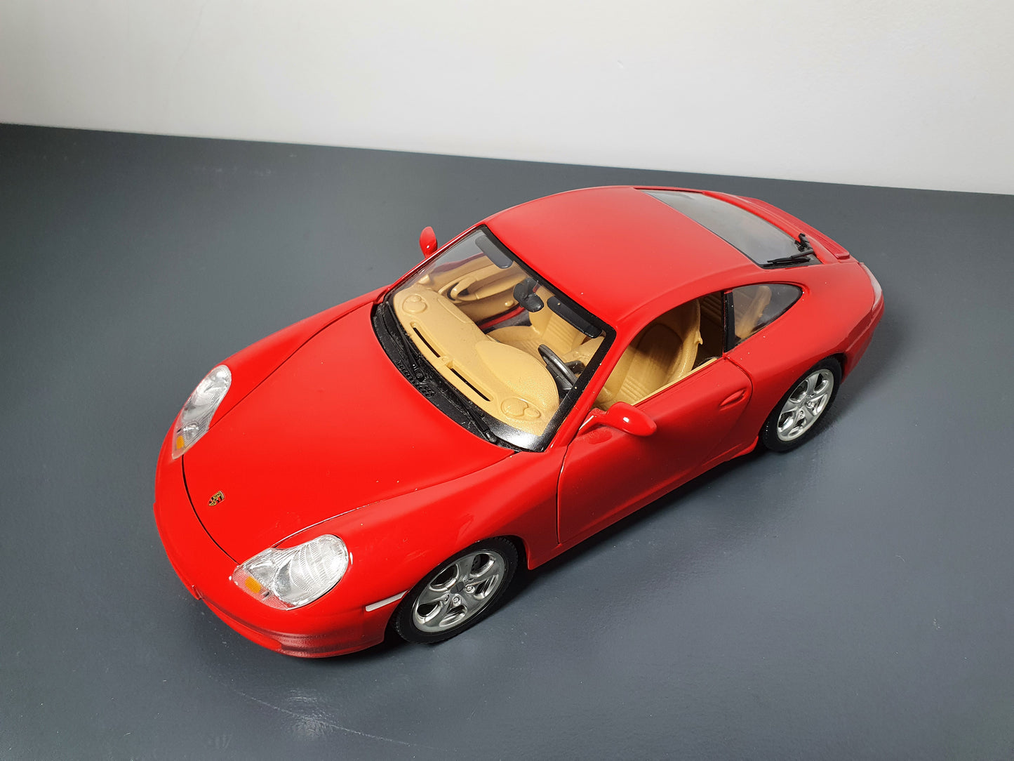 1:18 Porsche 911 Carrera 4S 996 ~ Bburago ~ Guards Red