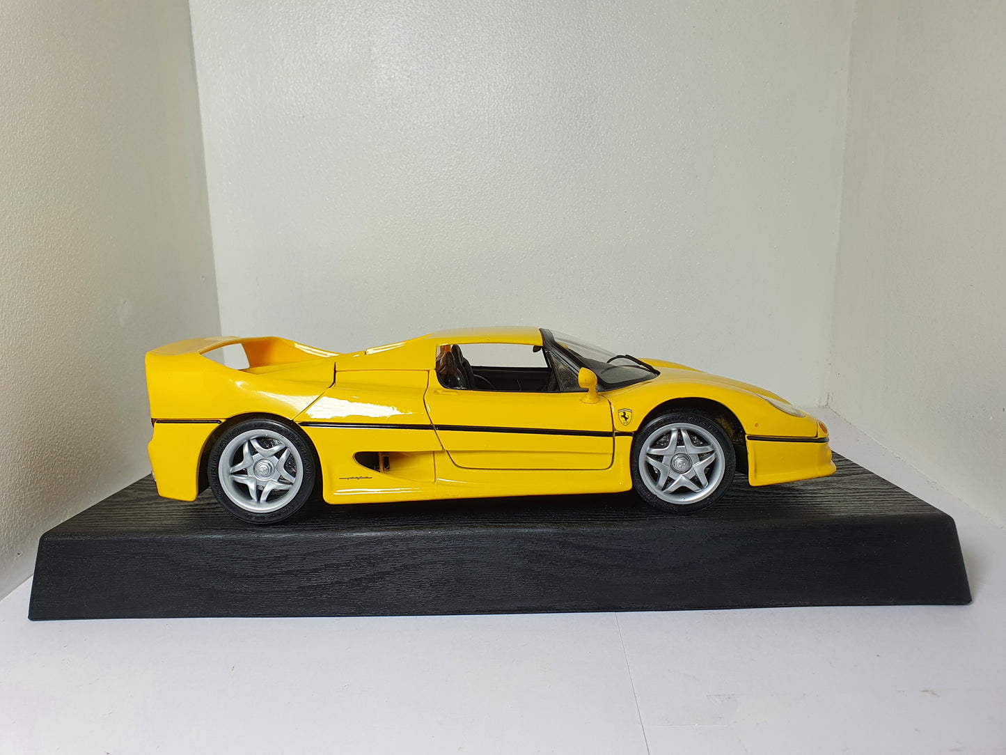 1:18 Ferrari F50 1995 ~ Yellow ~ Maisto (Shell Collezione)