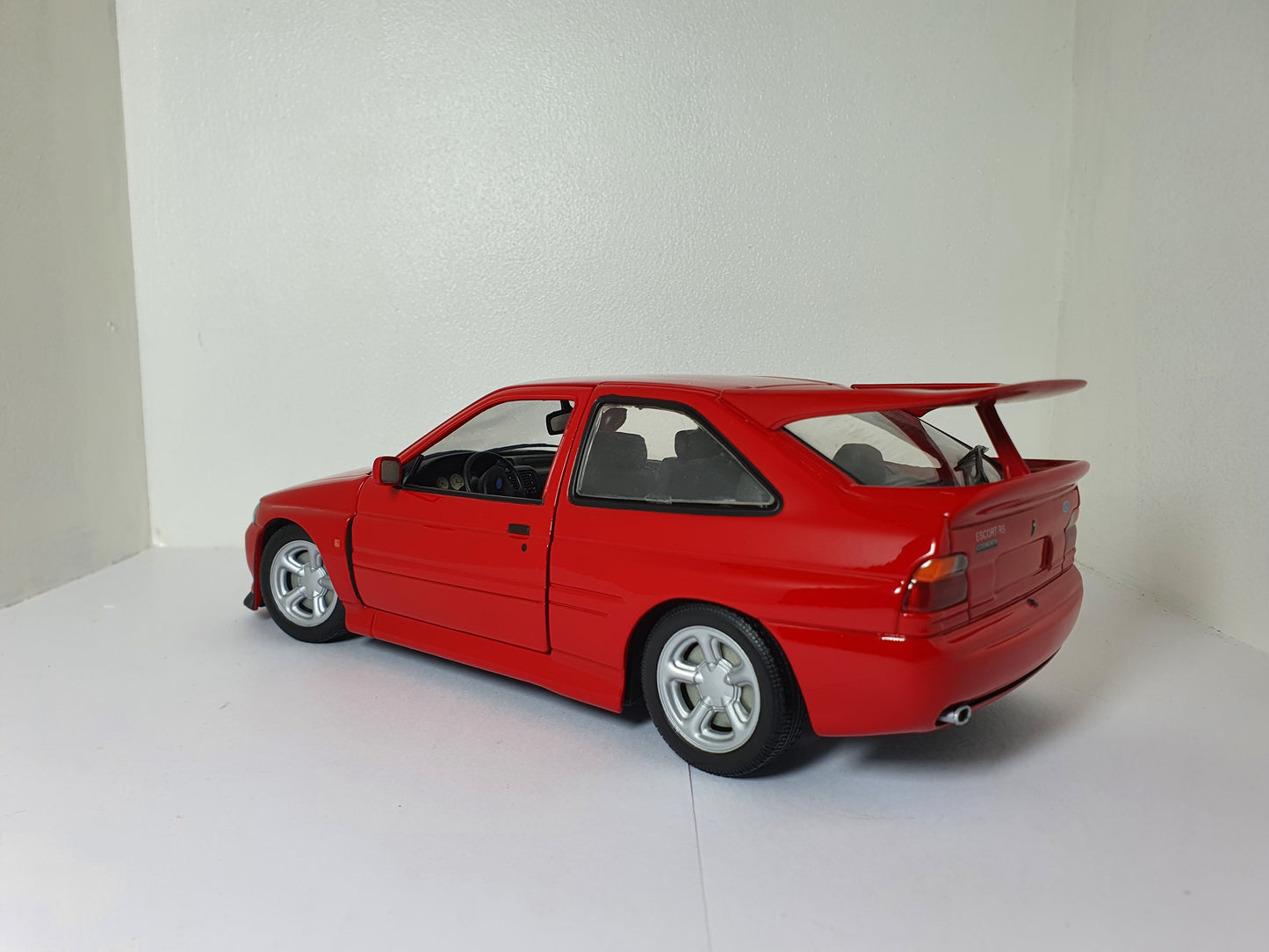 1:18 Ford Escort RS Cosworth ~ UT Models ~ Red