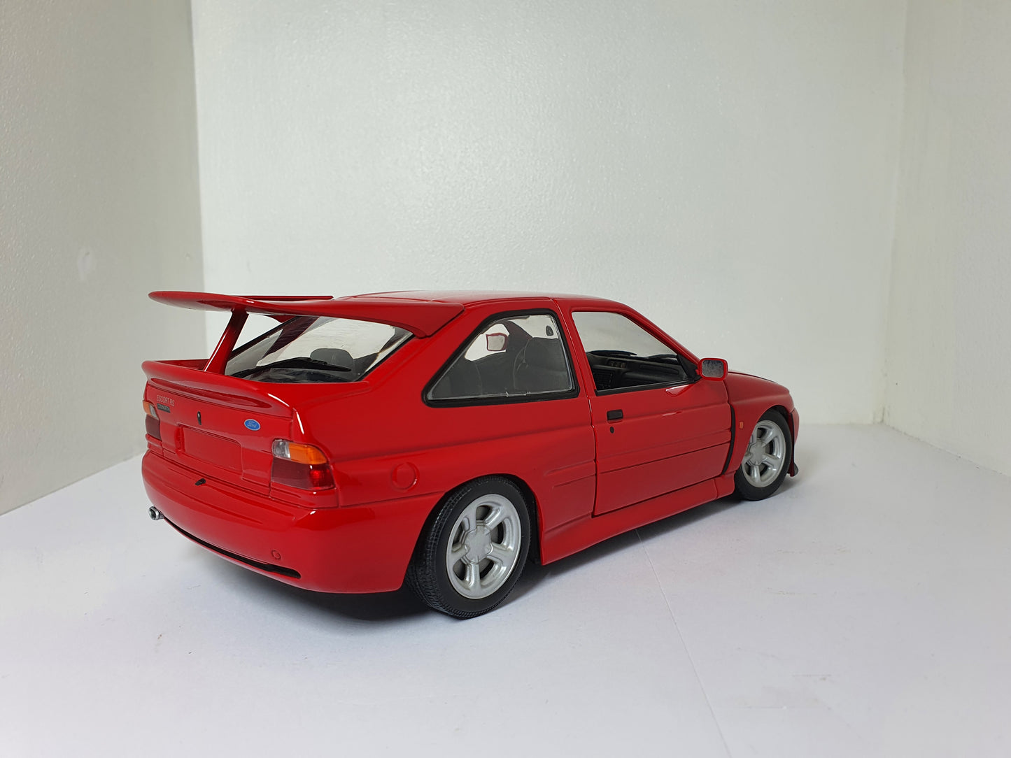 1:18 Ford Escort RS Cosworth ~ UT Models ~ Red