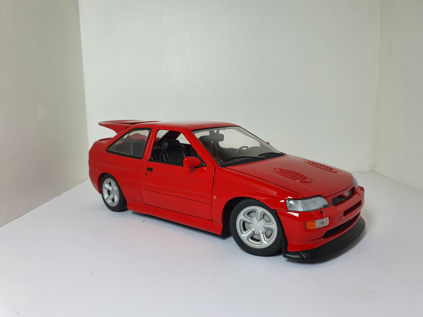 1:18 Ford Escort RS Cosworth ~ UT Models ~ Red