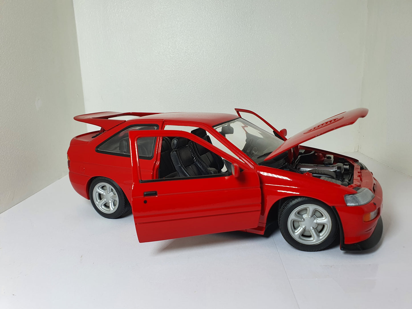 1:18 Ford Escort RS Cosworth ~ UT Models ~ Red