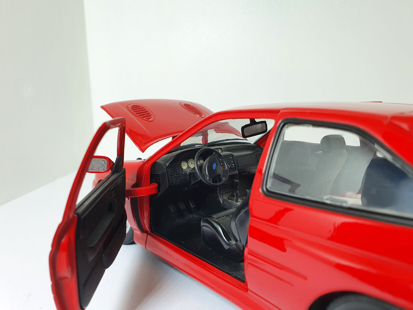 1:18 Ford Escort RS Cosworth ~ UT Models ~ Red