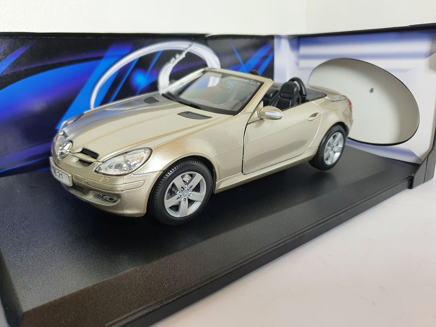 1:18 Mercedes-Benz SLK ~ Maisto ~ Silver