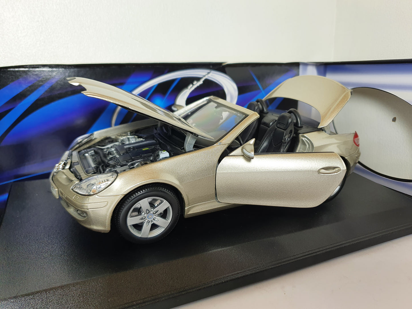 1:18 Mercedes-Benz SLK ~ Maisto ~ Silver