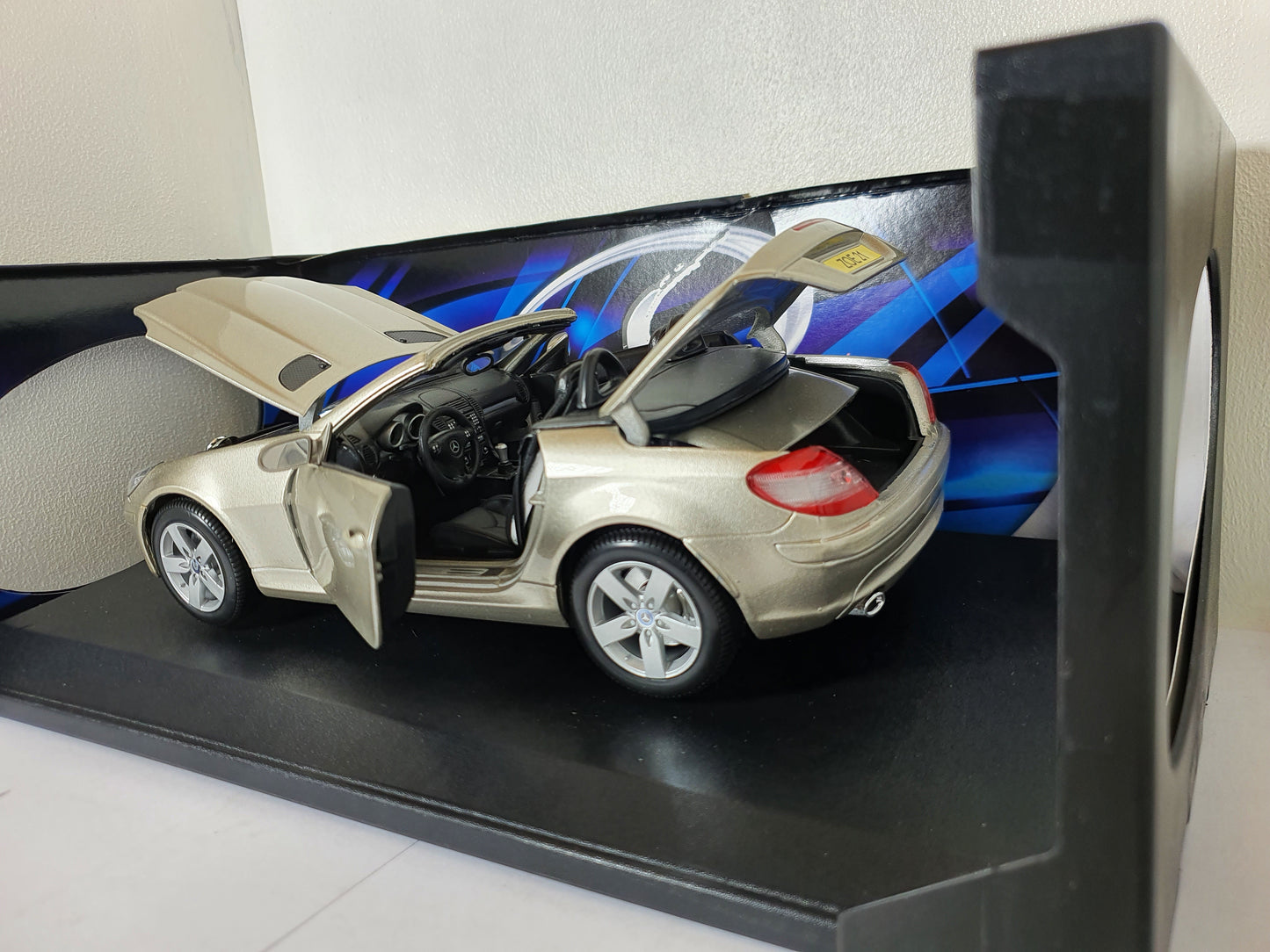 1:18 Mercedes-Benz SLK ~ Maisto ~ Silver