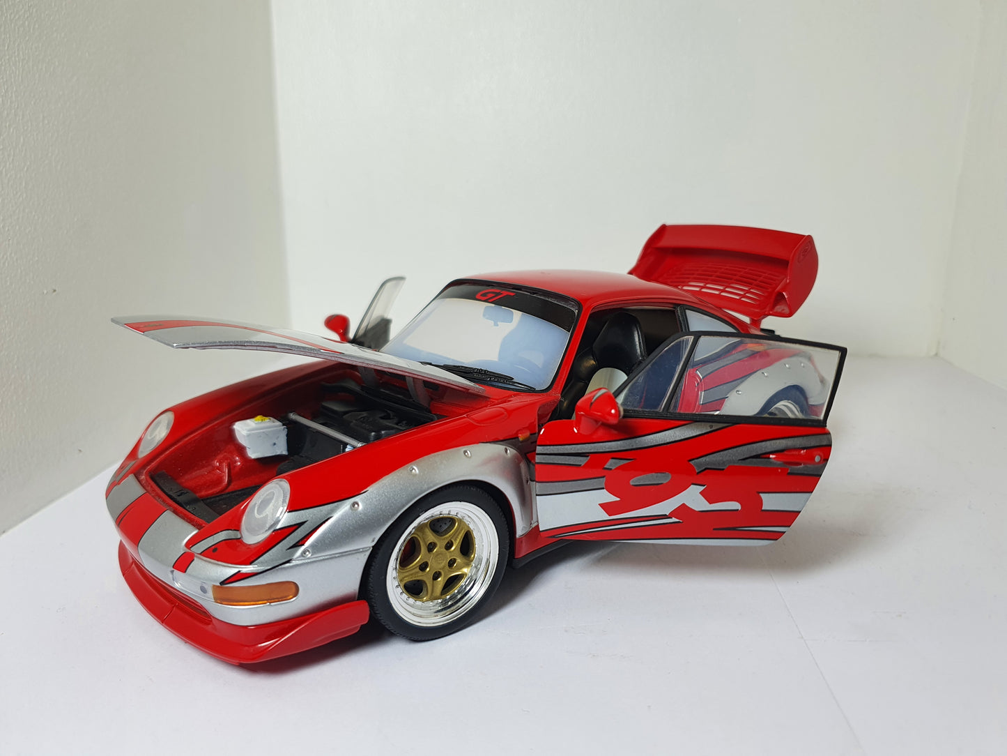 1:18 Porsche 911 GT2 Clubsport 993 ~ UT Models ~ Silver/Red