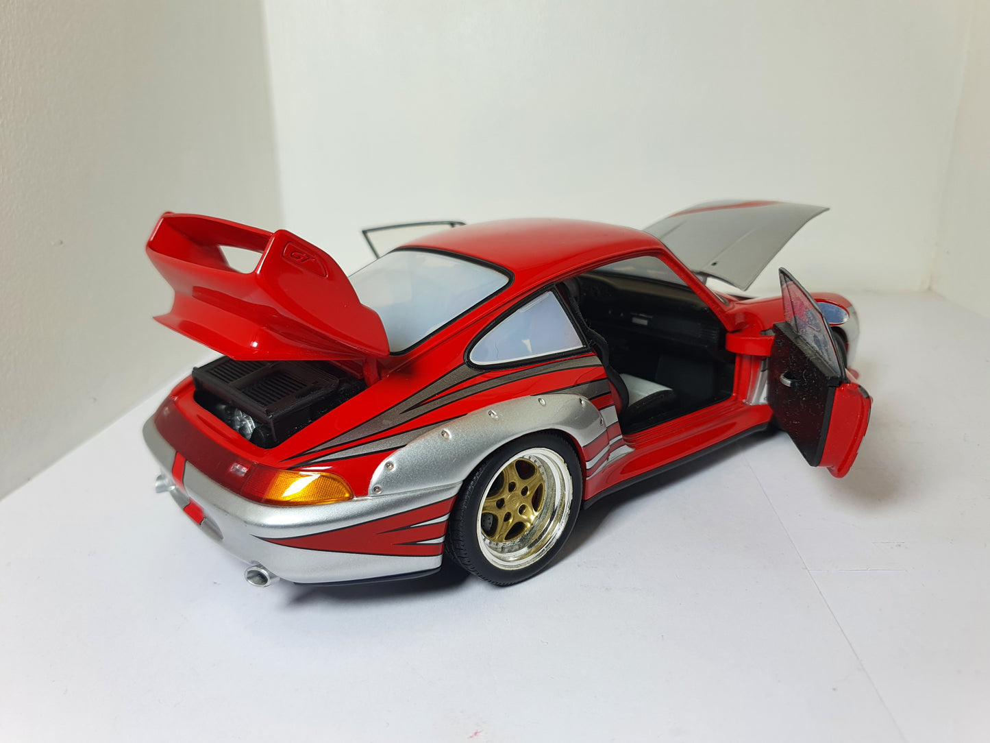 1:18 Porsche 911 GT2 Clubsport 993 ~ UT Models ~ Silver/Red