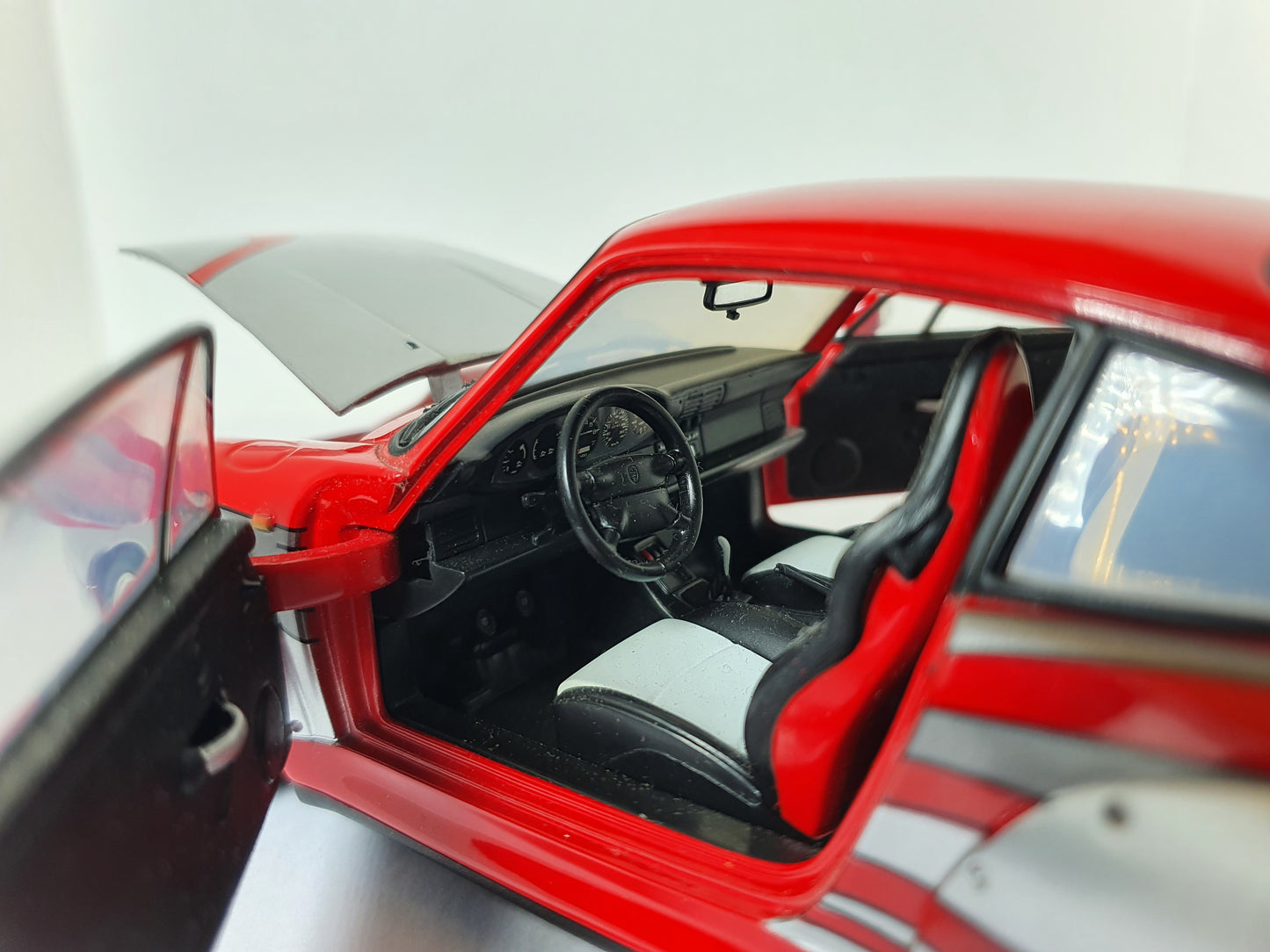 1:18 Porsche 911 GT2 Clubsport 993 ~ UT Models ~ Silver/Red