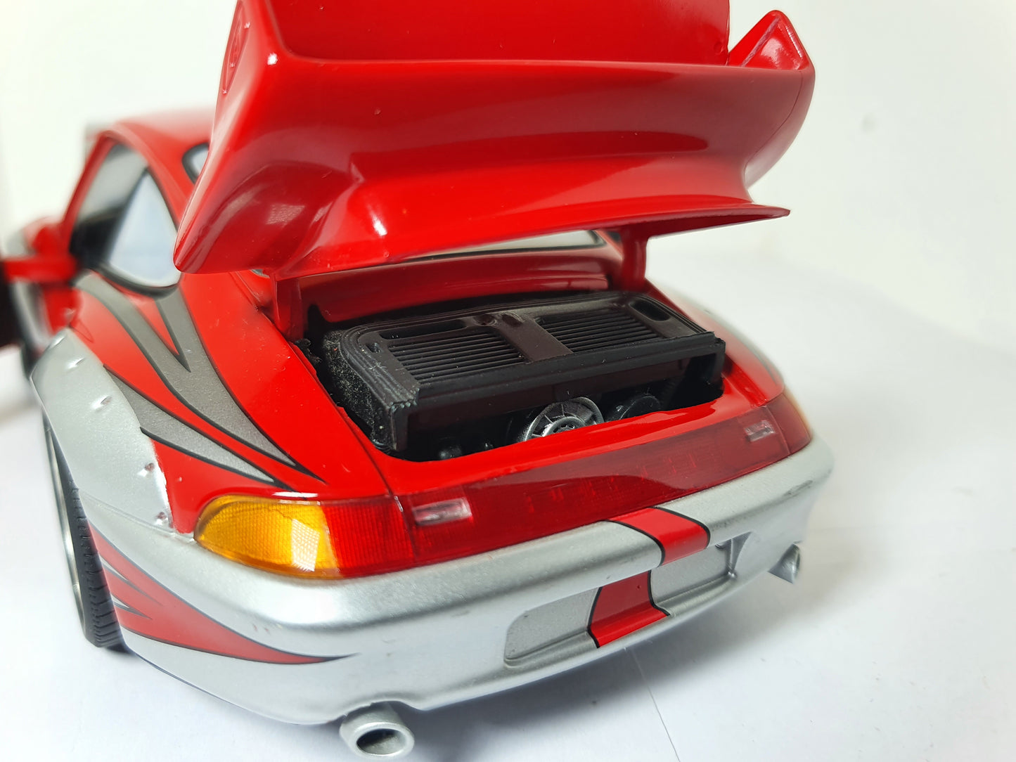 1:18 Porsche 911 GT2 Clubsport 993 ~ UT Models ~ Silver/Red