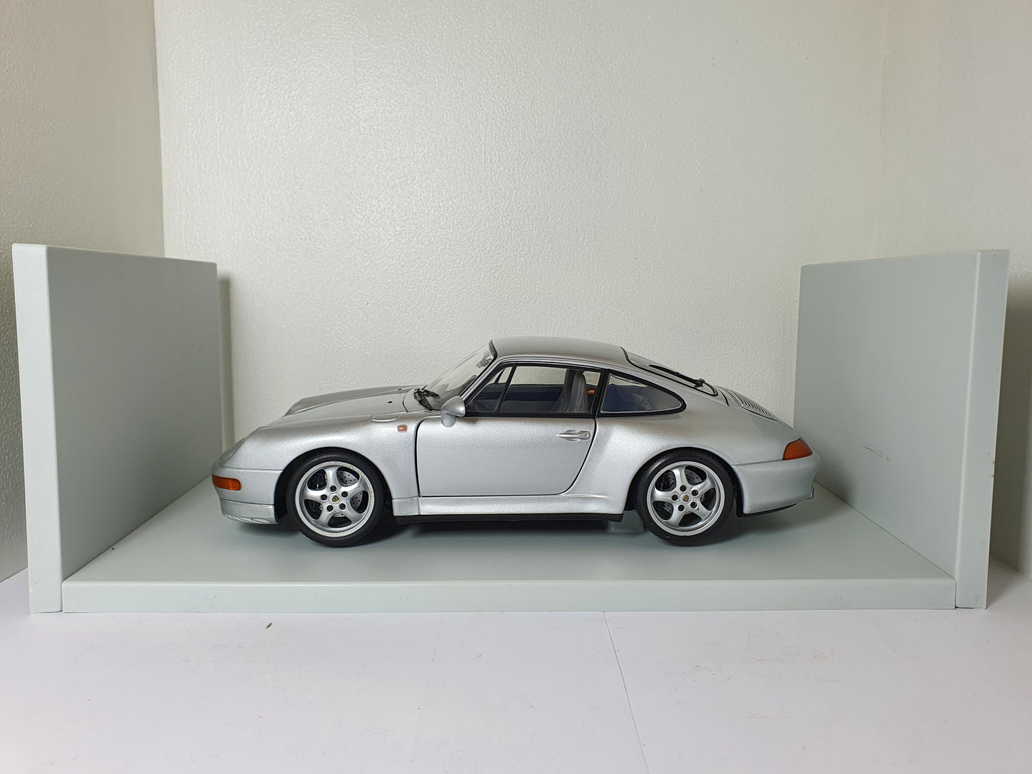 1:18 Porsche 911 Carrera S 993 ~ UT Models ~ Silver