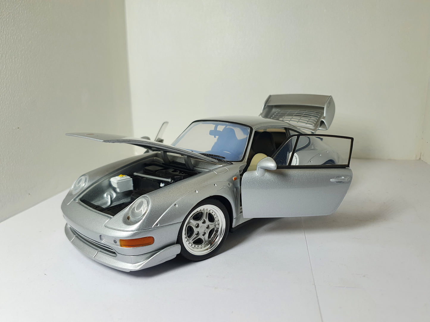 1:18 Porsche 911 GT2 ~ UT Models ~ Silver