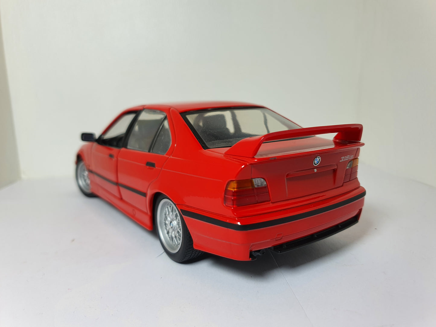 1:18 BMW 318is E36 ~ UT Models ~ Red