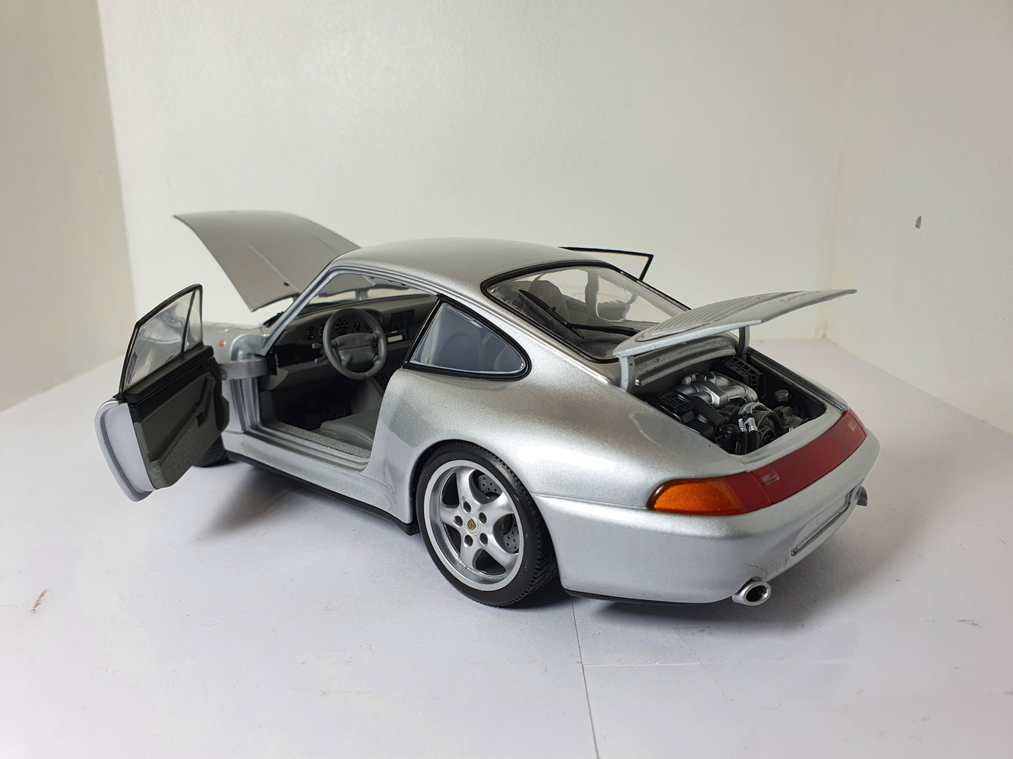 1:18 Porsche 911 Carrera S 993 ~ UT Models ~ Silver
