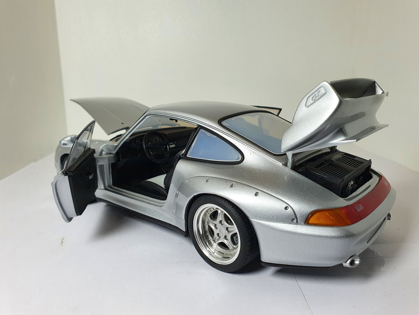 1:18 Porsche 911 GT2 ~ UT Models ~ Silver