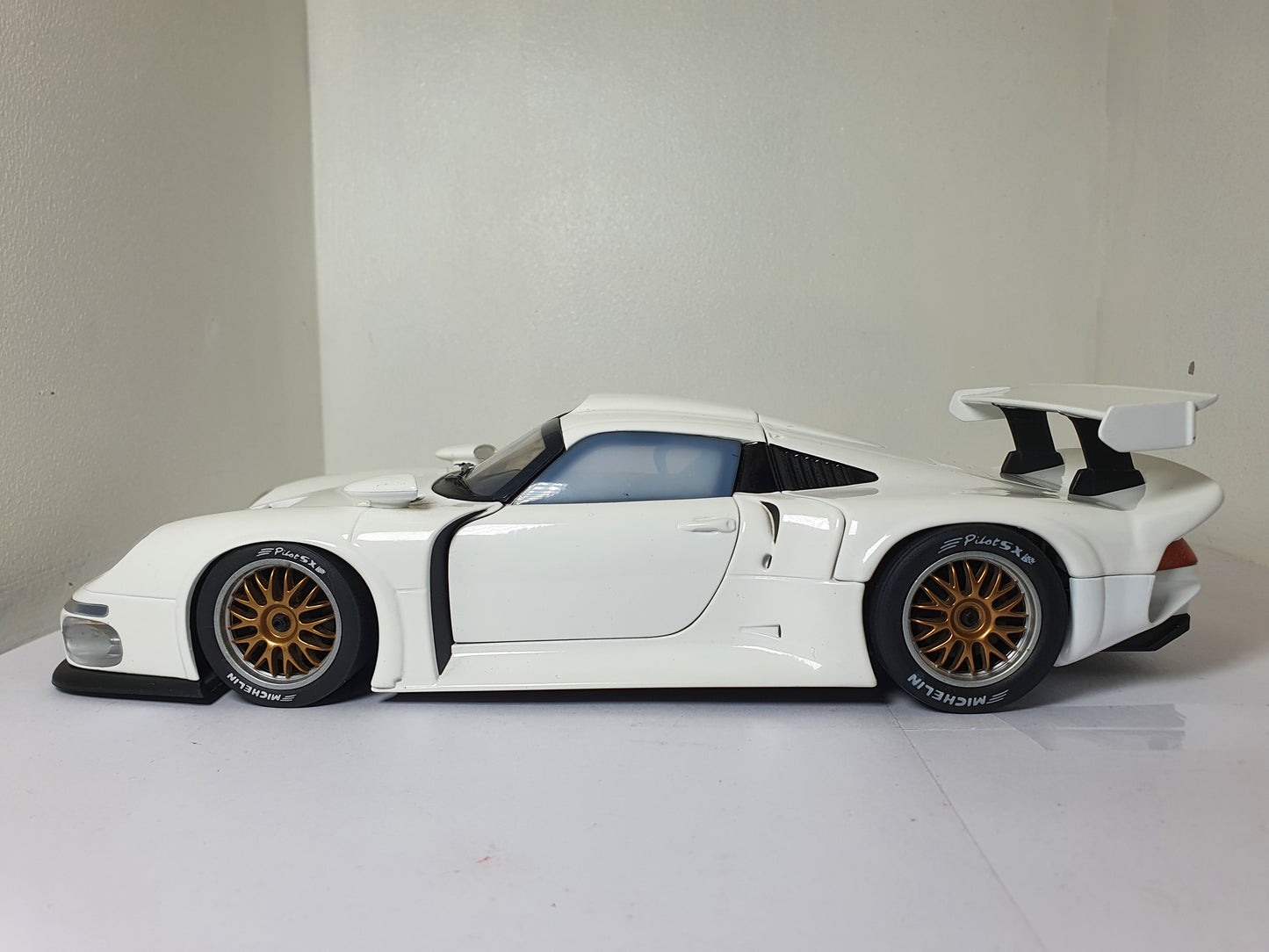 1:18 Porsche 911 GT1 993 Plain Body ~ UT Models ~ White