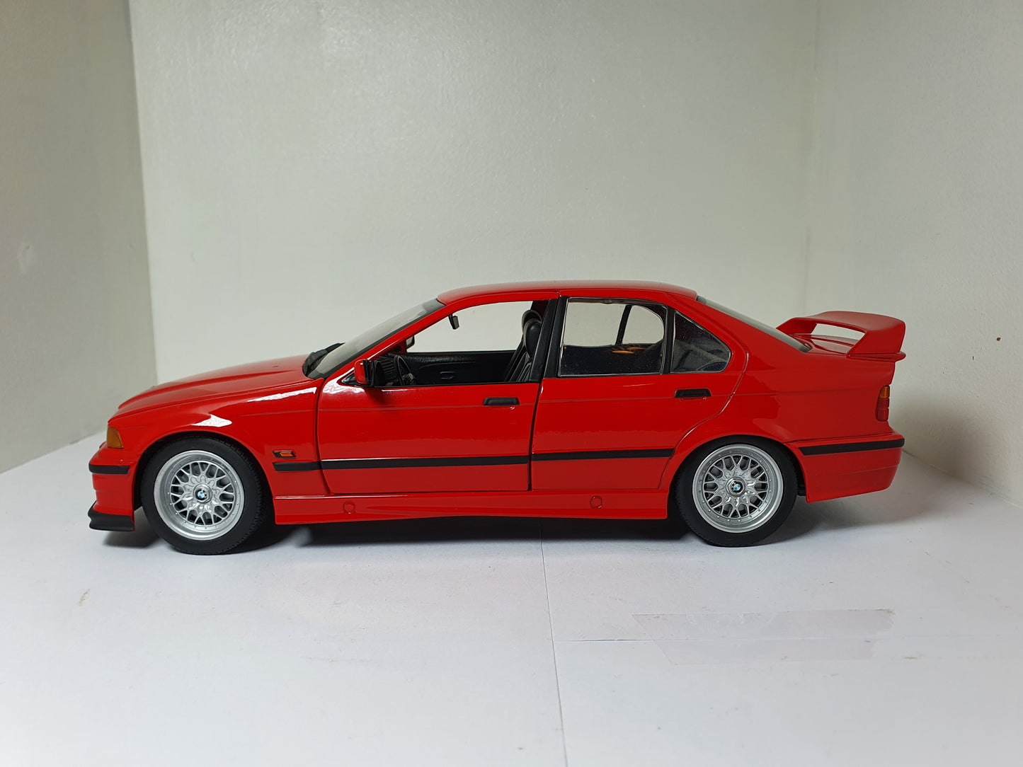 1:18 BMW 318is E36 ~ UT Models ~ Red