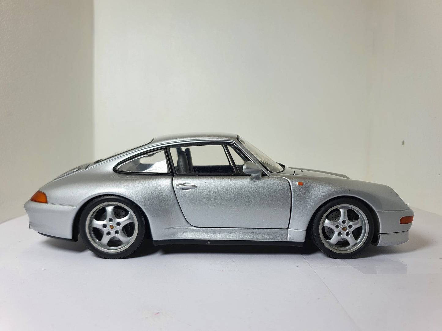 1:18 Porsche 911 Carrera S 993 ~ UT Models ~ Silver