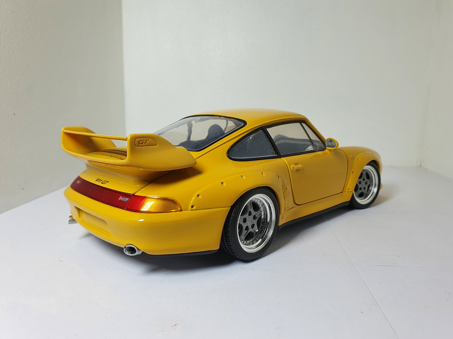 1:18 Porsche 911 GT2 993 ~ UT Models ~ Yellow
