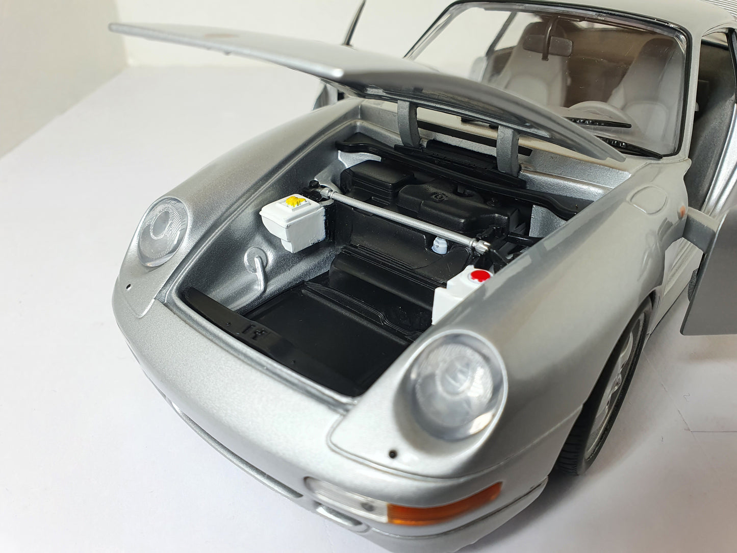 1:18 Porsche 911 Carrera S 993 ~ UT Models ~ Silver