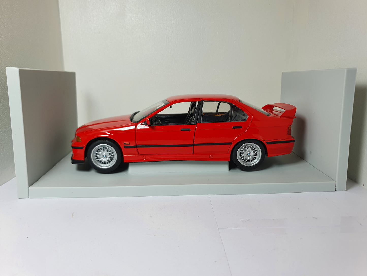 1:18 BMW 318is E36 ~ UT Models ~ Red