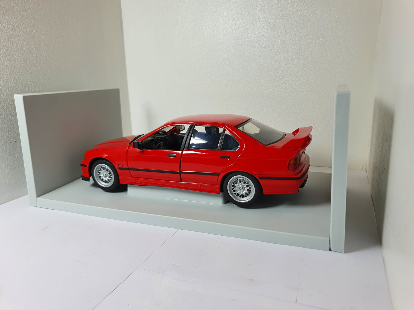 1:18 BMW 318is E36 ~ UT Models ~ Red