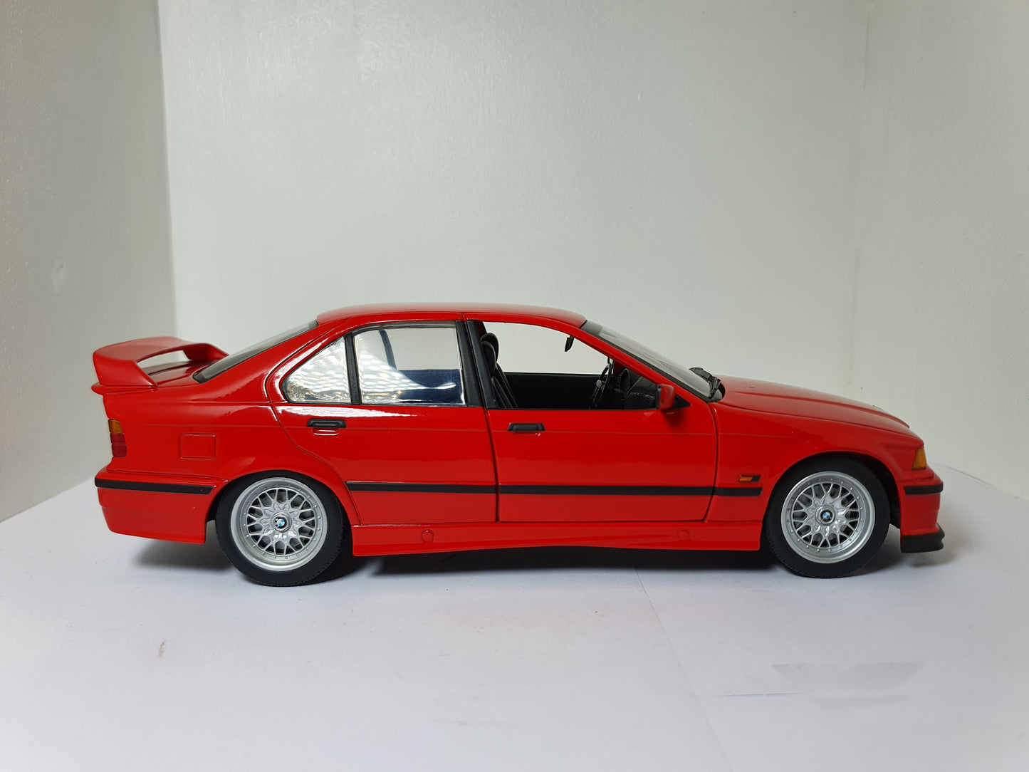 1:18 BMW 318is E36 ~ UT Models ~ Red