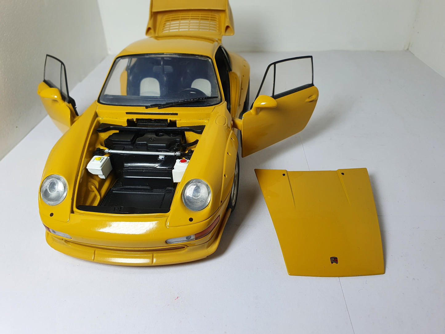 1:18 Porsche 911 GT2 993 ~ UT Models ~ Yellow