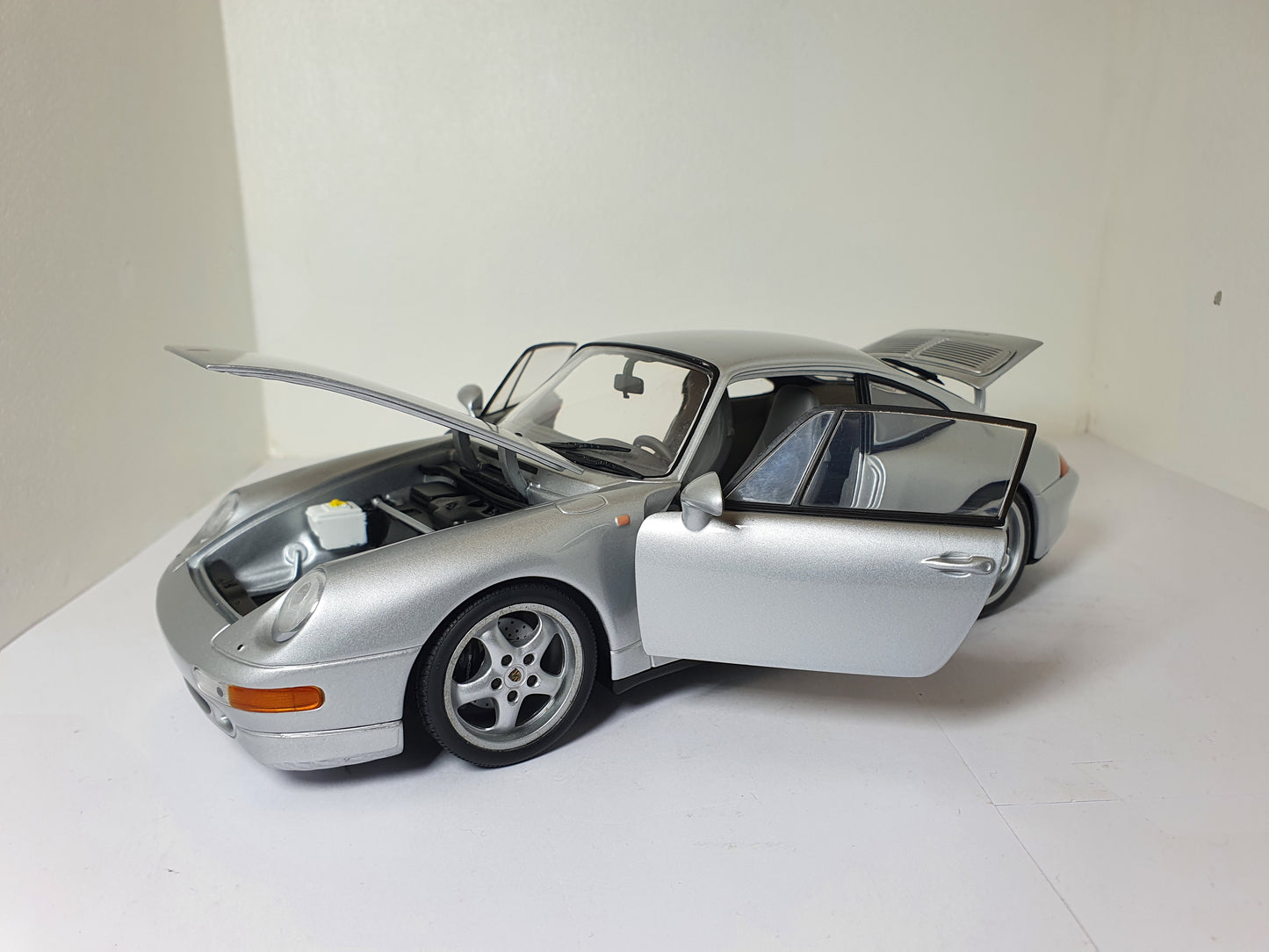 1:18 Porsche 911 Carrera S 993 ~ UT Models ~ Silver