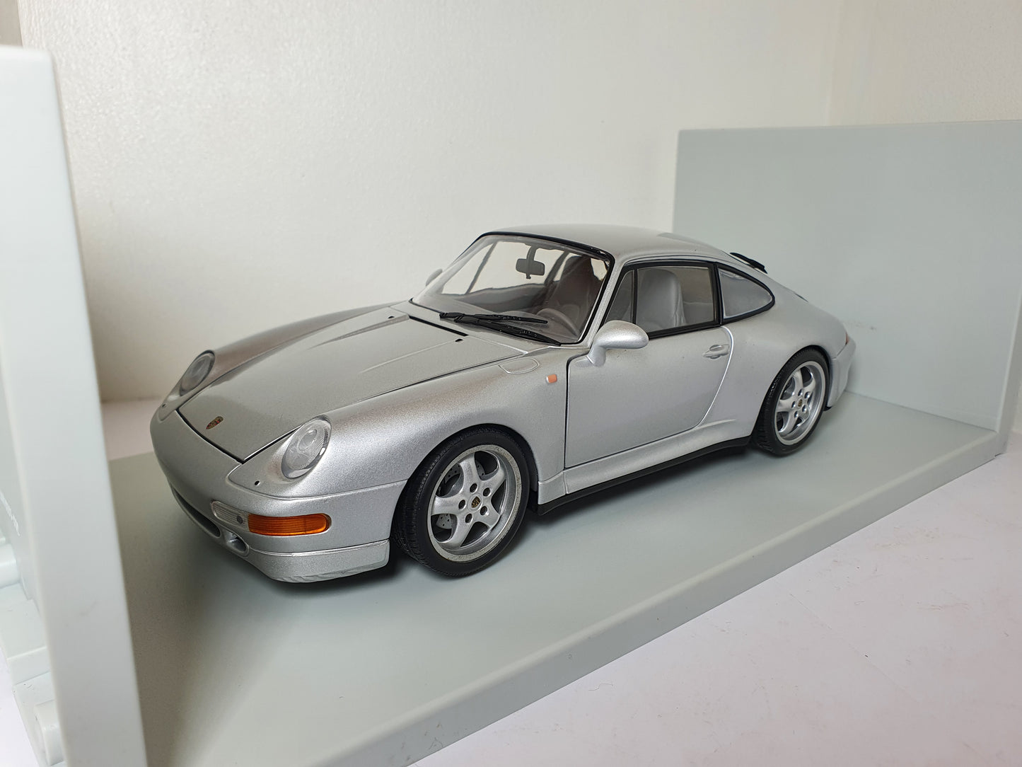 1:18 Porsche 911 Carrera S 993 ~ UT Models ~ Silver