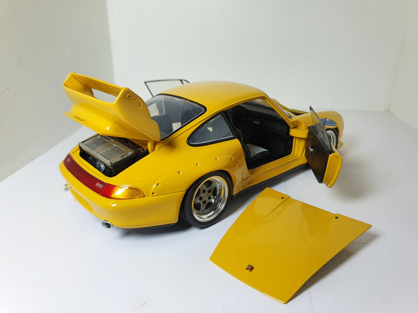 1:18 Porsche 911 GT2 993 ~ UT Models ~ Yellow