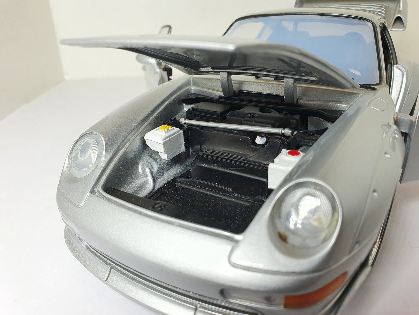 1:18 Porsche 911 GT2 ~ UT Models ~ Silver