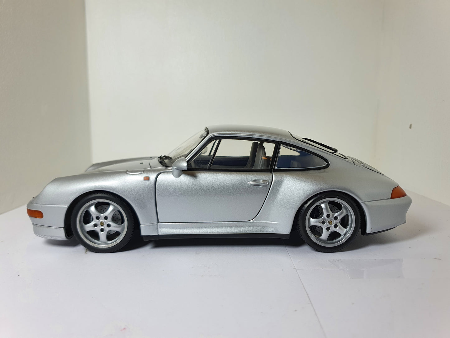 1:18 Porsche 911 Carrera S 993 ~ UT Models ~ Silver