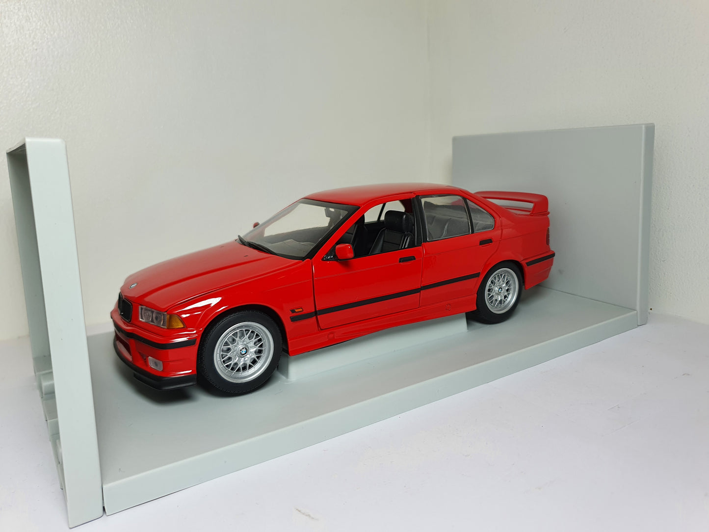 1:18 BMW 318is E36 ~ UT Models ~ Red