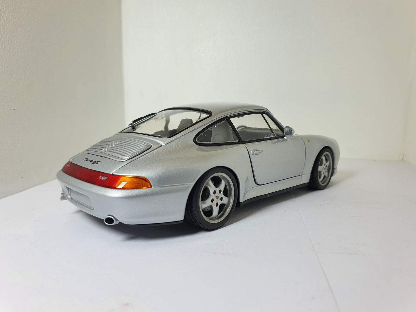 1:18 Porsche 911 Carrera S 993 ~ UT Models ~ Silver
