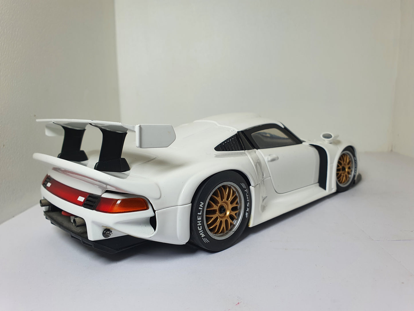 1:18 Porsche 911 GT1 993 Plain Body ~ UT Models ~ White